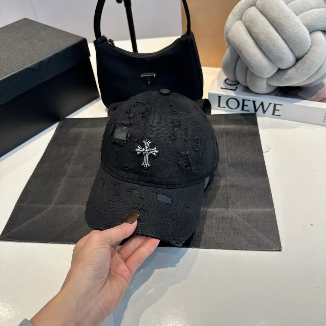 P60 Croxin's new ripped washed cotton baseball cap, a personalized and fashionable style, casual with a cool feel, the same style for men and women! Material: 100% cotton Head circumference: 56-58cm available